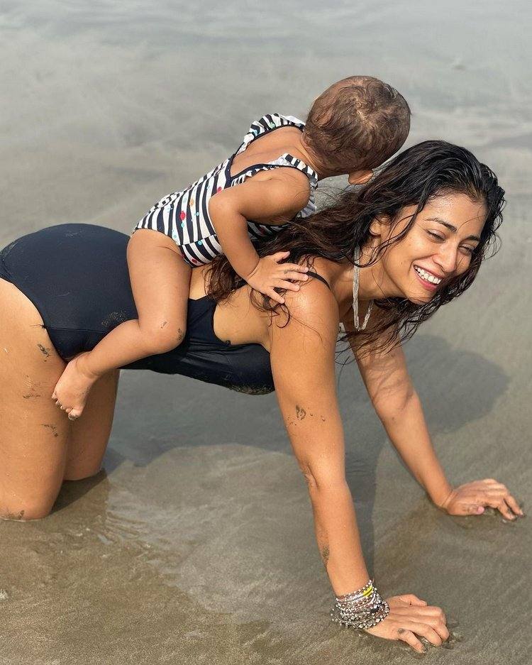 Shriya Saran Sizzling At Sea Shore With Daughter003