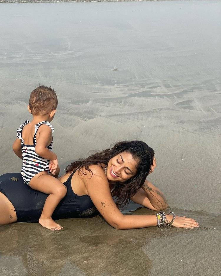 Shriya Saran Sizzling At Sea Shore With Daughter006