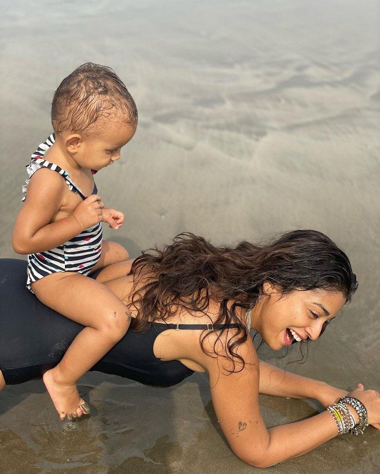 Shriya Saran Sizzling At Sea Shore With Daughter007