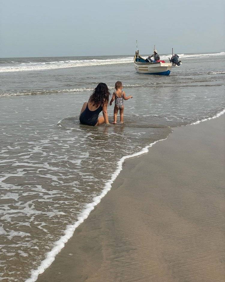 Shriya Saran Sizzling At Sea Shore With Daughter008