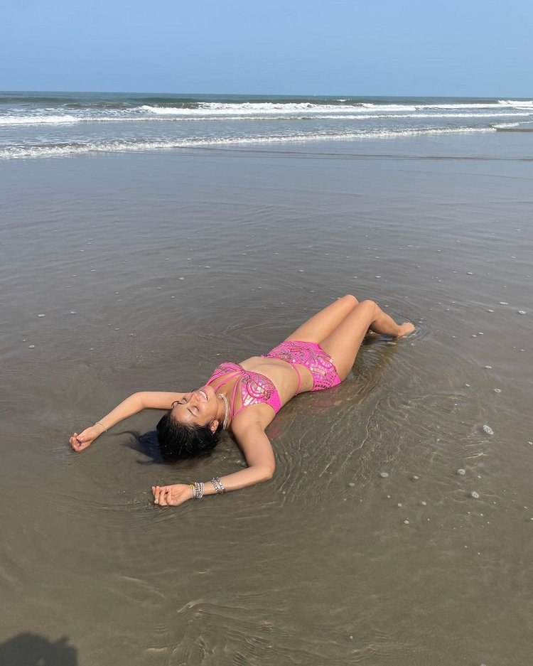 Shriya Saran Sizzling At Sea Shore With Daughter009