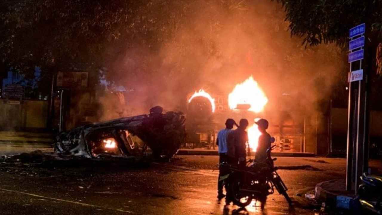 Sri lanka crisis: ప్రత్యేక హెలికాప్టర్లో వెళ్లి.. నౌకాశ్రయంలో తలదాచుకున్న శ్రీలంక మాజీ ప్రధాని! Sri lanka crisis: ప్రత్యేక హెలికాప్టర్లో వెళ్లి.. నౌకాశ్రయంలో తలదాచుకున్న శ్రీలంక మాజీ ప్రధాని!