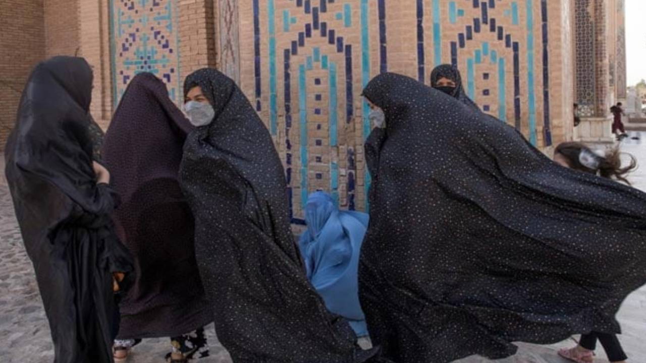 Taliban: అఫ్గానిస్థాన్లో మహిళలపై కఠిన ఆంక్షలు.. డ్రైవింగ్ లైసెన్స్ జారీ నిలిపివేత.. Taliban: అఫ్గానిస్థాన్లో మహిళలపై కఠిన ఆంక్షలు.. డ్రైవింగ్ లైసెన్స్ జారీ నిలిపివేత..