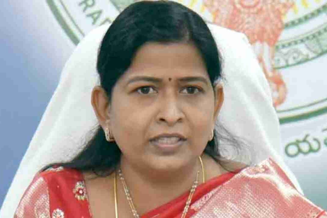 Repalle: రేపల్లె ఘటన బాధితురాలికి నేడు హోం మంత్రి తానేటి వనిత పరామర్శ Repalle: రేపల్లె ఘటన బాధితురాలికి నేడు హోం మంత్రి తానేటి వనిత పరామర్శ