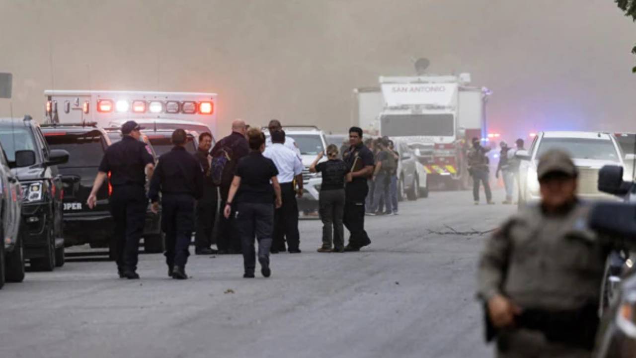 Texas shooting: అమెరికాలోని ఓ స్కూల్లో కాల్పులు.. 18 మంది విద్యార్థులతో సహా 21 మంది మృతి Texas shooting: అమెరికాలోని ఓ స్కూల్లో కాల్పులు.. 18 మంది విద్యార్థులతో సహా 21 మంది మృతి