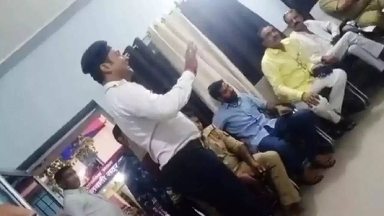 Traffic Constable Cries: పోలీస్ స్టేషన్లో కన్నీళ్లు పెట్టుకున్న ట్రాఫిక్ కానిస్టేబుల్.. ఎందుకంటే Traffic Constable Cries: పోలీస్ స్టేషన్లో కన్నీళ్లు పెట్టుకున్న ట్రాఫిక్ కానిస్టేబుల్.. ఎందుకంటే