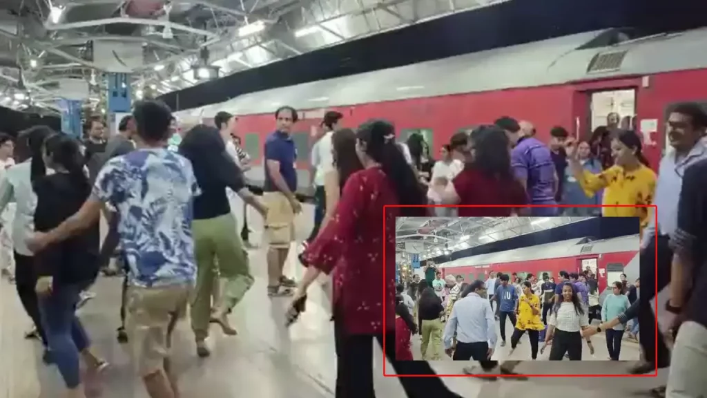 Train Reached Ratlam Station 20 Minutes Ago..passengers Garba Dance