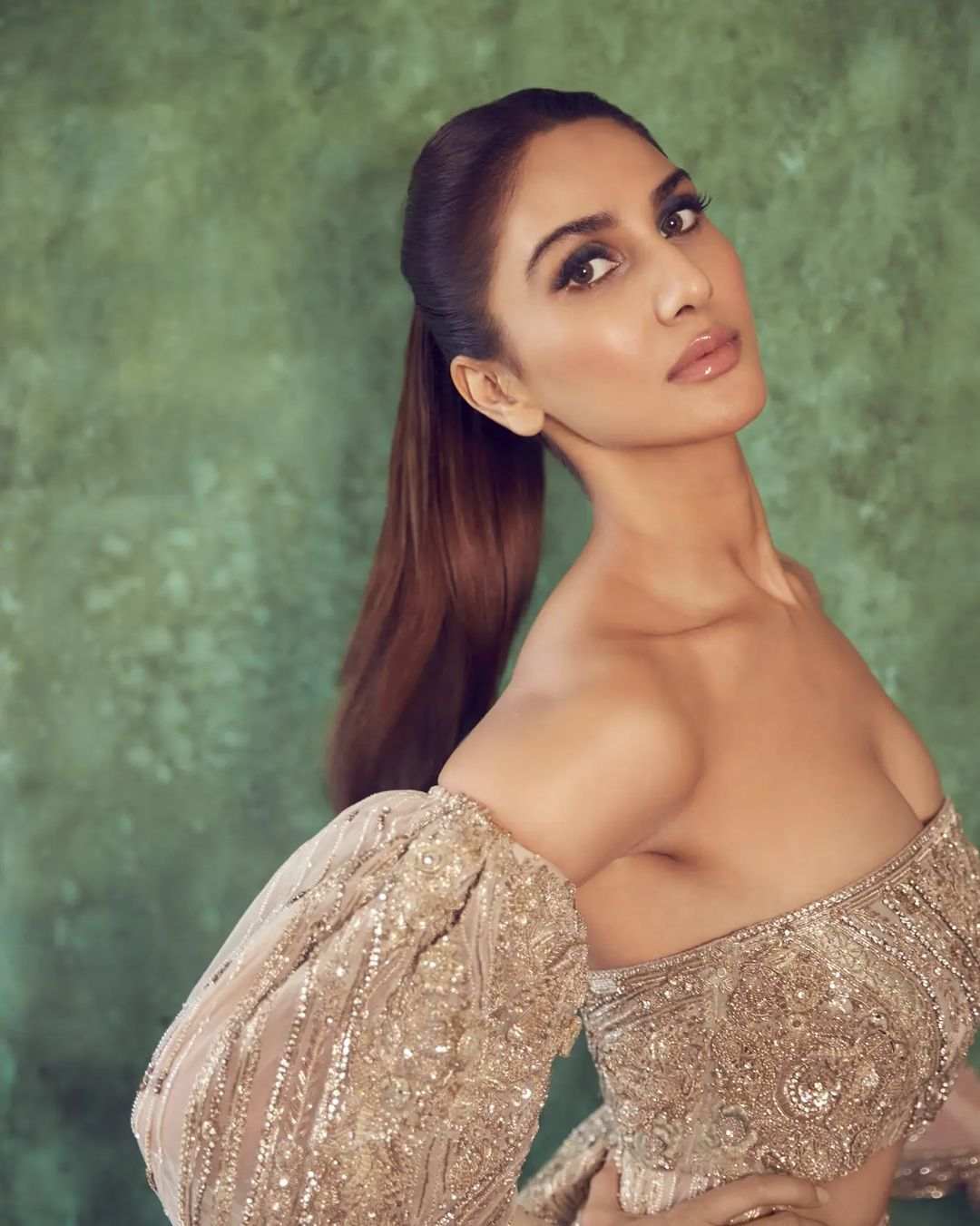 Vaani Kapoor Looks Stunning In New Pics009