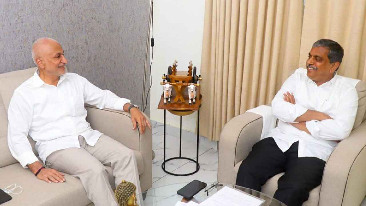 Vijayasai Reddy Meets Sajjala : విజయసాయిరెడ్డి కొత్త లుక్.. తొలిసారి సజ్జల ఇంటికి Vijayasai Reddy Meets Sajjala : విజయసాయిరెడ్డి కొత్త లుక్.. తొలిసారి సజ్జల ఇంటికి