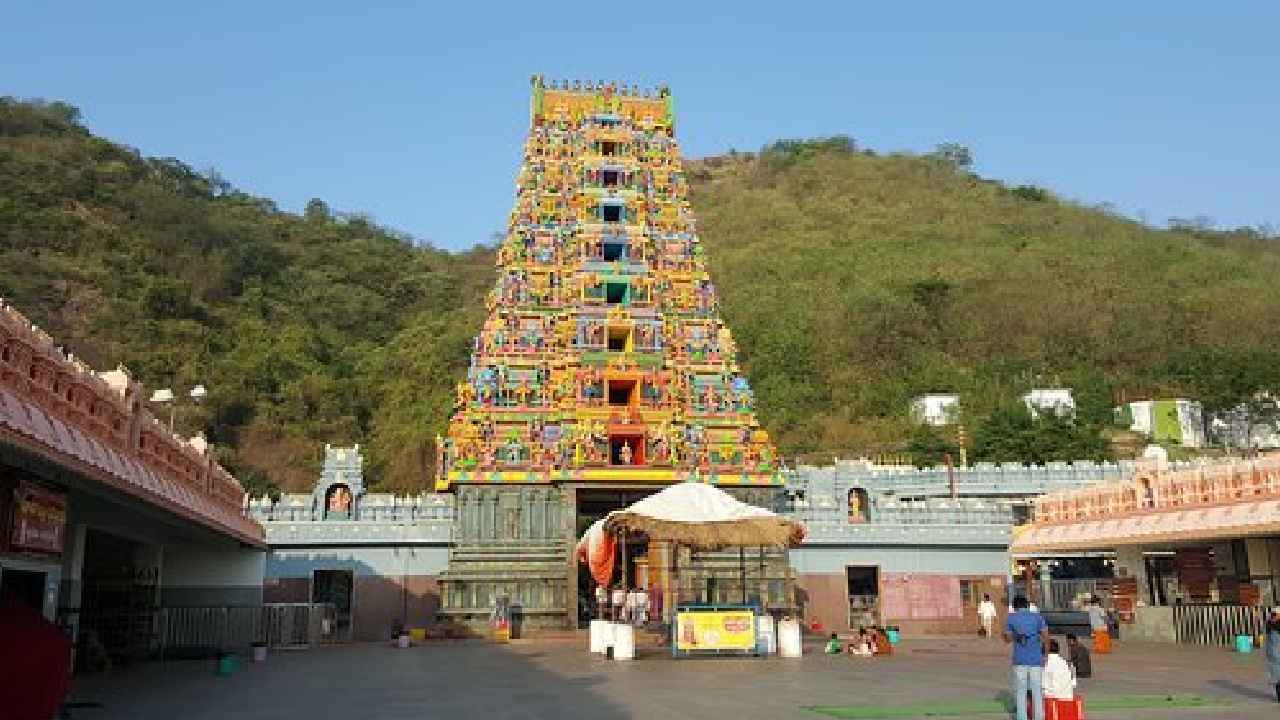 Vijayawada Kanaka Durga Temple : దుర్గగుడిలో డ్రెస్ కోడ్ నిబంధనలు కఠినతరం.. రూ.200 ఫైన్ Vijayawada Kanaka Durga Temple : దుర్గగుడిలో డ్రెస్ కోడ్ నిబంధనలు కఠినతరం.. రూ.200 ఫైన్