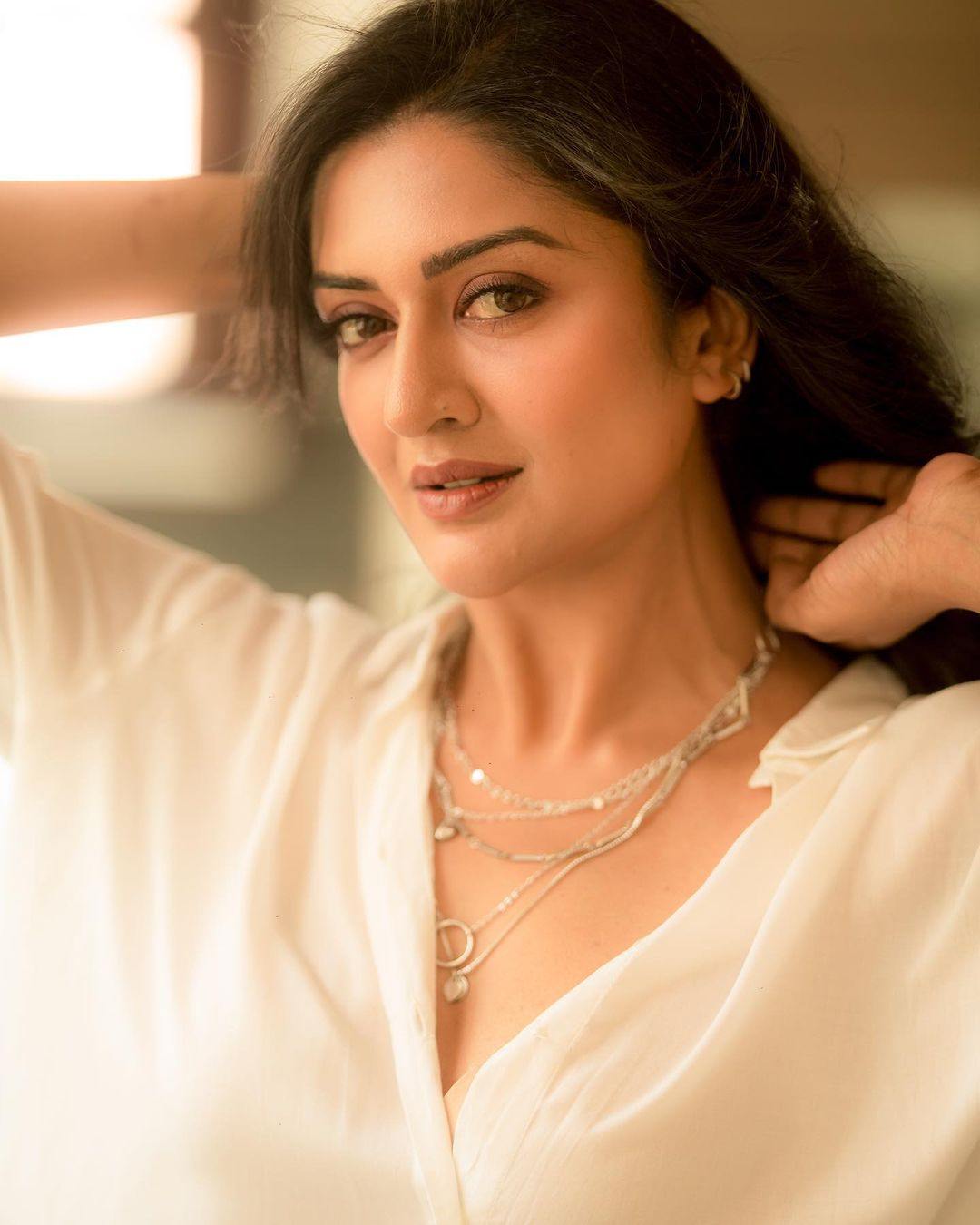 Vimala Raman Photos In White Dress Mesmerizes002