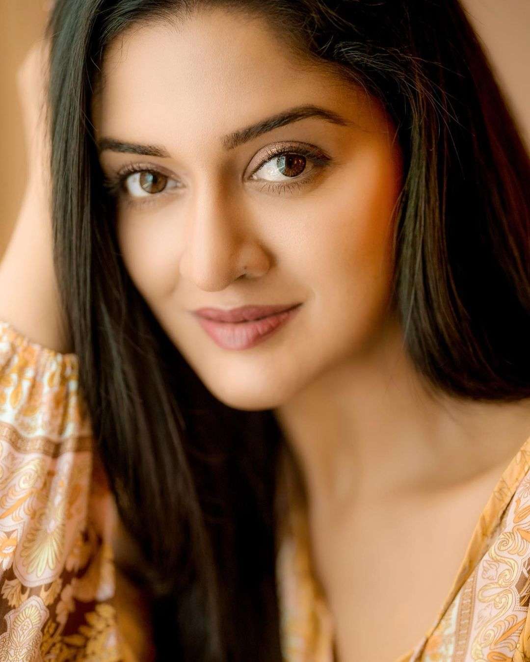 Vimala Raman Photos In White Dress Mesmerizes004
