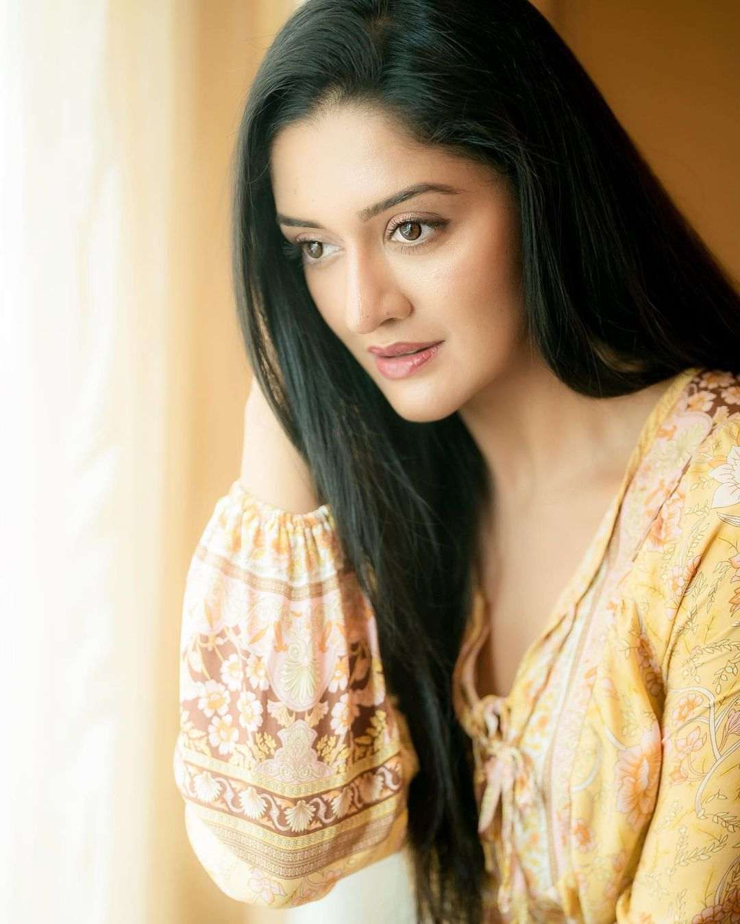 Vimala Raman Photos In White Dress Mesmerizes005