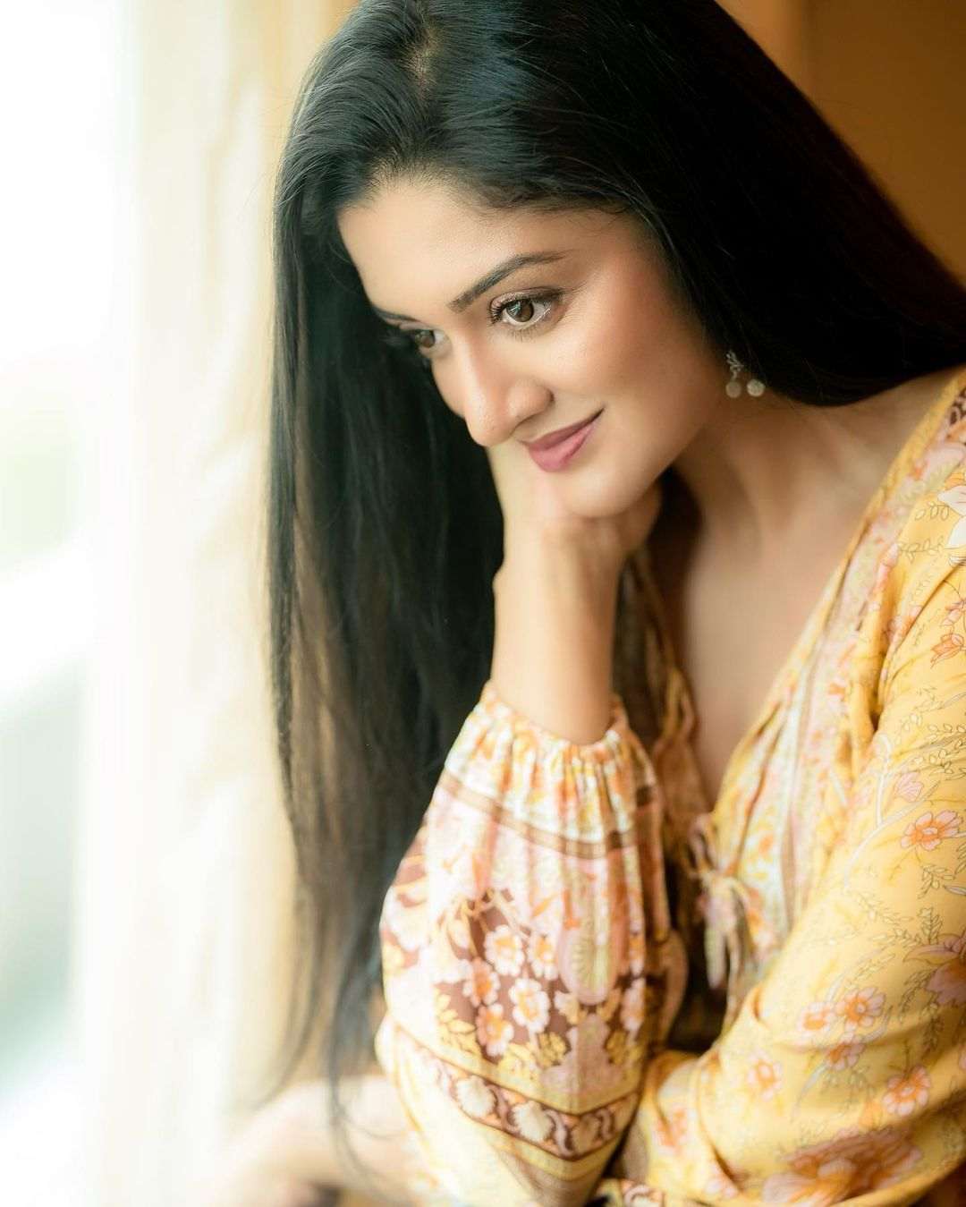 Vimala Raman Photos In White Dress Mesmerizes007