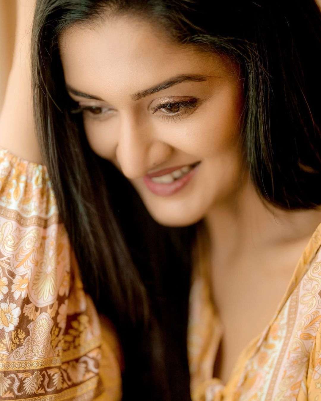 Vimala Raman Photos In White Dress Mesmerizes008