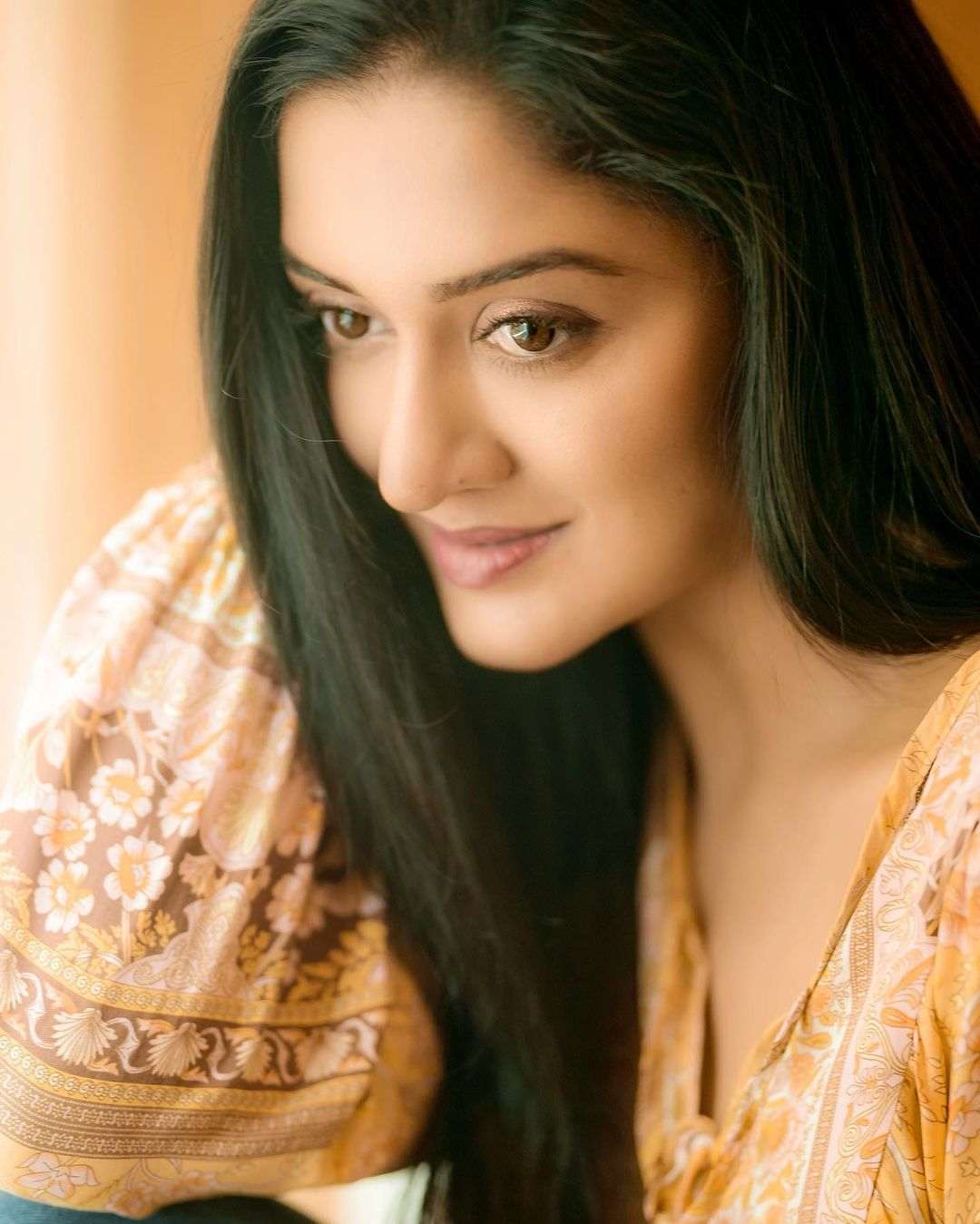 Vimala Raman Photos In White Dress Mesmerizes009