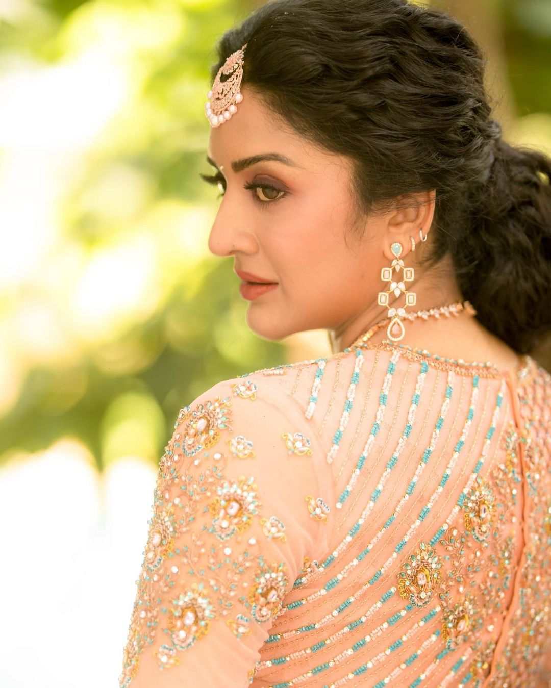 Vimala Raman Photos In White Dress Mesmerizes010