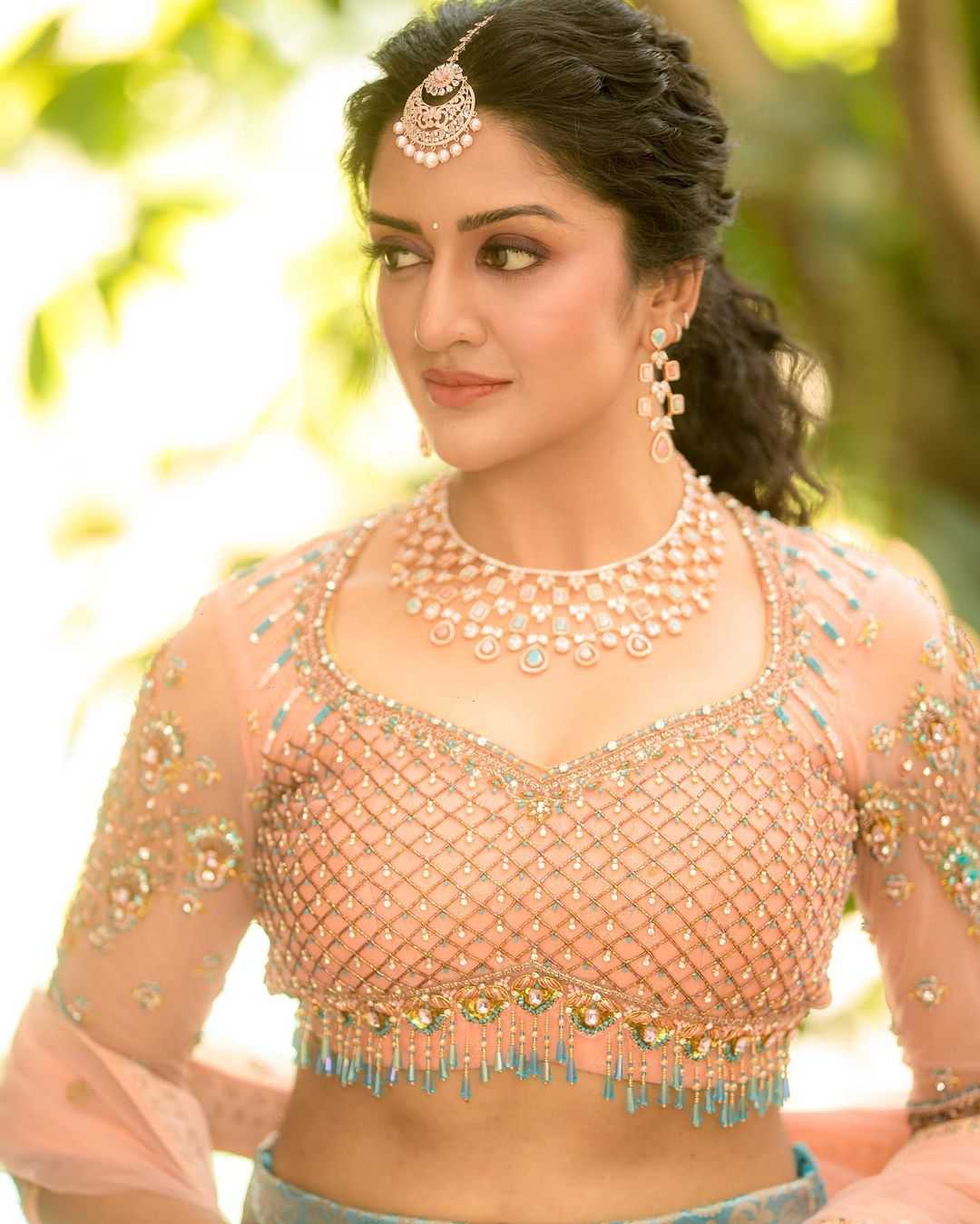 Vimala Raman Photos In White Dress Mesmerizes014