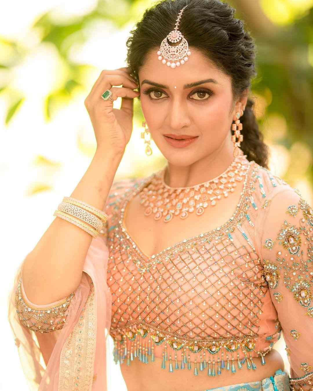 Vimala Raman Photos In White Dress Mesmerizes015