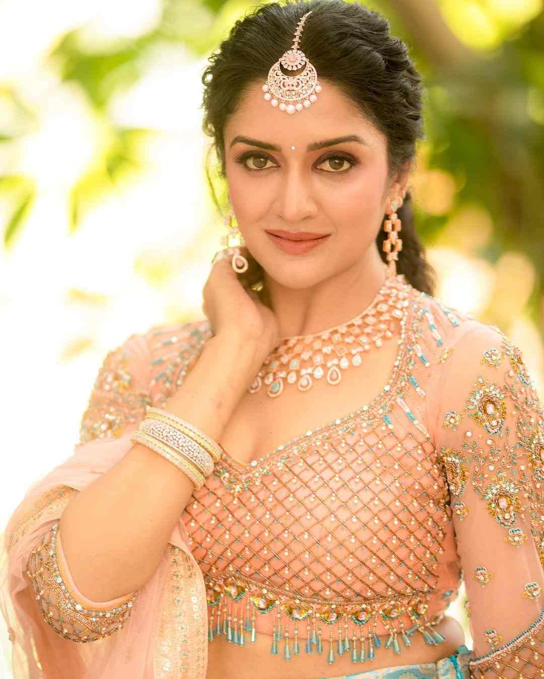 Vimala Raman Photos In White Dress Mesmerizes016