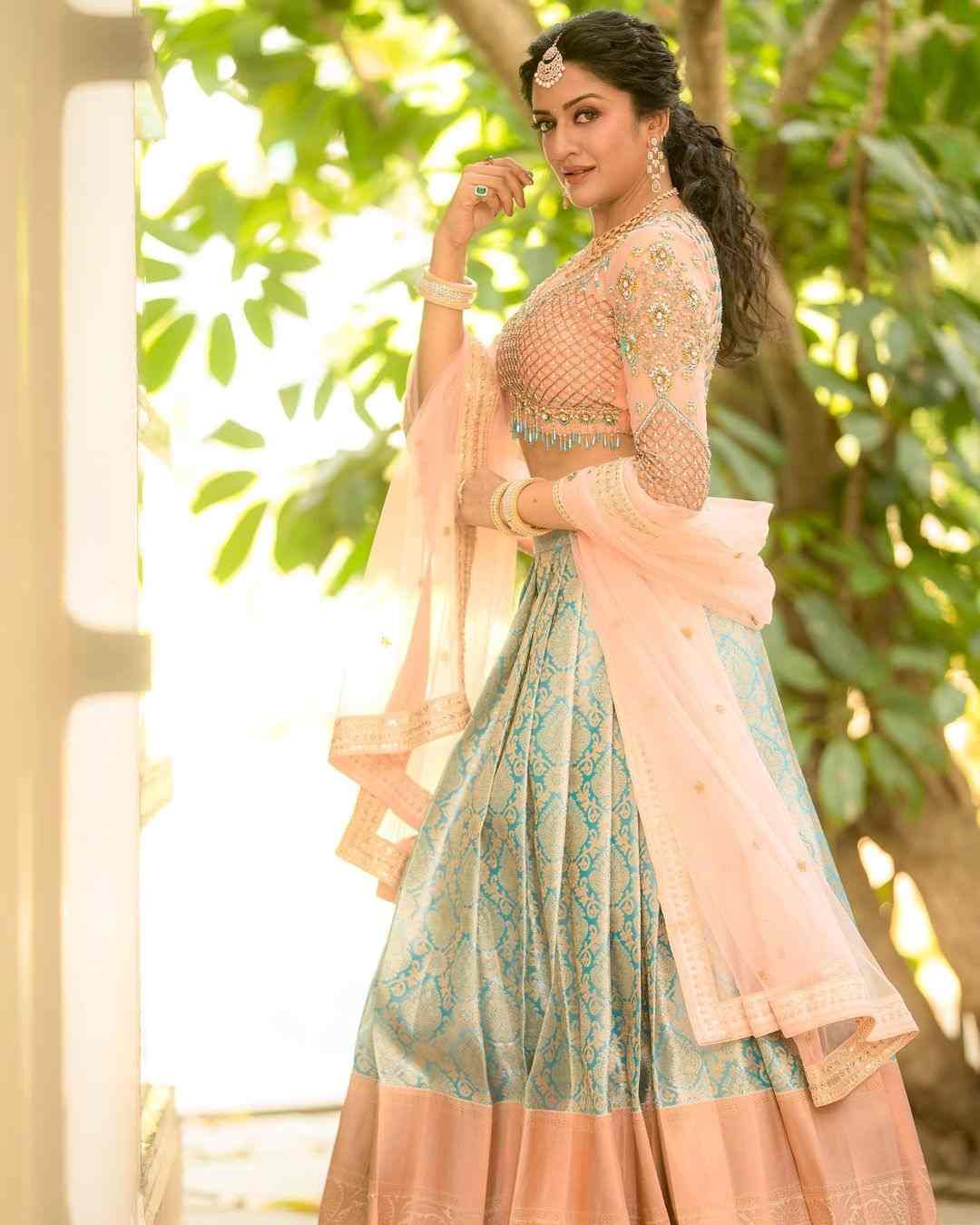 Vimala Raman Photos In White Dress Mesmerizes018
