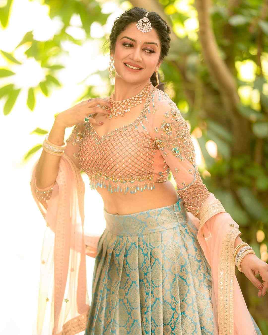 Vimala Raman Photos In White Dress Mesmerizes019