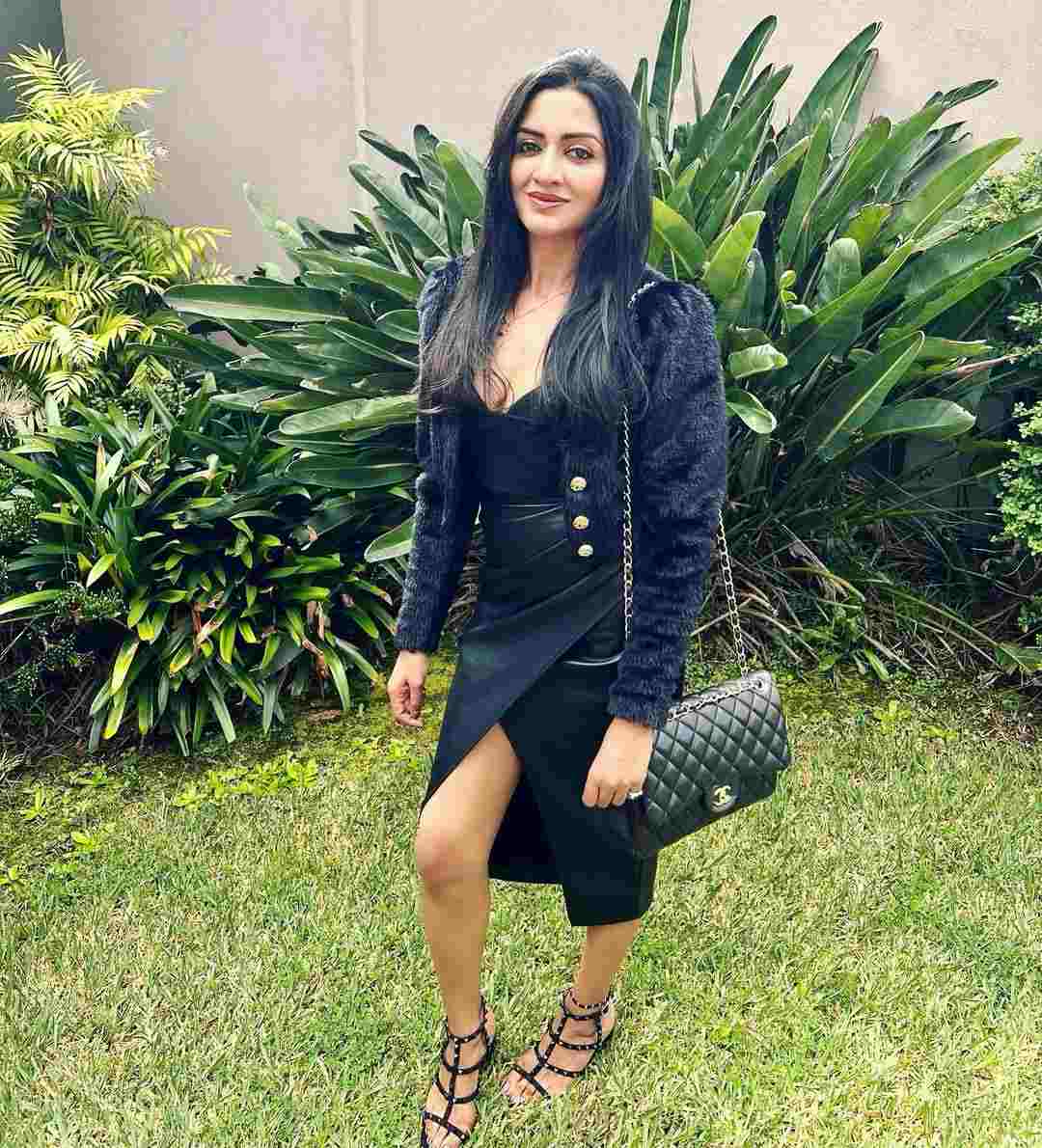 Vimala Raman Photos In White Dress Mesmerizes021