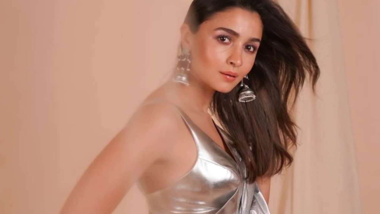 Alia Bhatt : నువ్వు తాగవు కానీ మమ్మల్ని తాగమని ప్రమోట్ చేస్తున్నావా.. అలియాపై ట్రోలింగ్.. Alia Bhatt : నువ్వు తాగవు కానీ మమ్మల్ని తాగమని ప్రమోట్ చేస్తున్నావా.. అలియాపై ట్రోలింగ్..