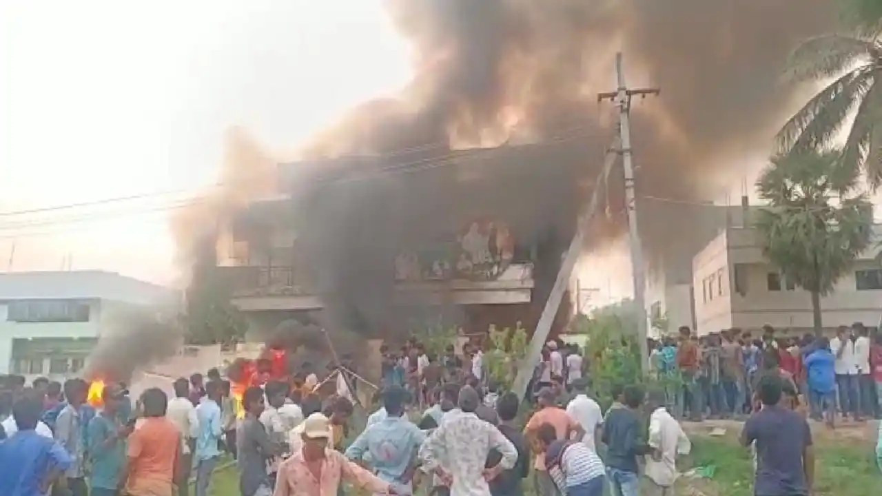 Konaseema Tension : అమలాపురం లో ఉద్రిక్తత-పేరు మార్పుపై రెచ్చిపోయిన ఆందోళనకారులు Konaseema Tension : అమలాపురం లో ఉద్రిక్తత-పేరు మార్పుపై రెచ్చిపోయిన ఆందోళనకారులు