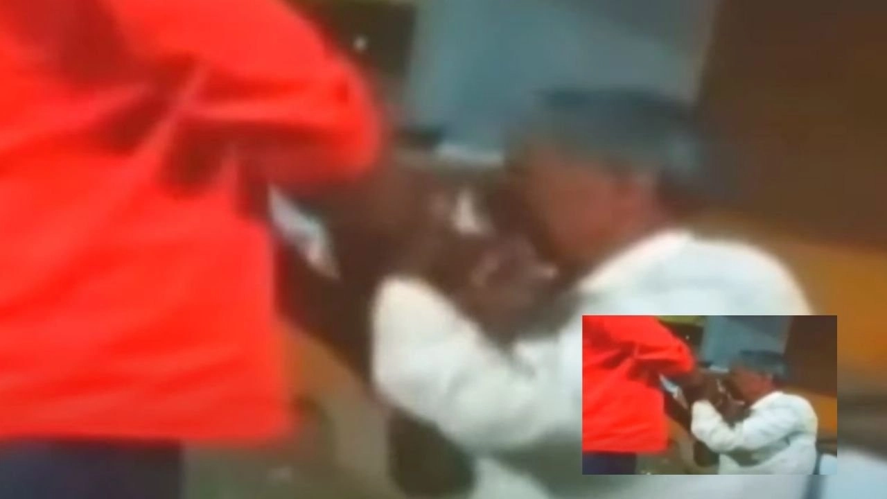 BJP Activist Attack : మతం పేరిట మానసిక వికలాంగుడైన వృద్ధుడిపై బీజేపీ కార్యకర్త దాడి BJP Activist Attack : మతం పేరిట మానసిక వికలాంగుడైన వృద్ధుడిపై బీజేపీ కార్యకర్త దాడి