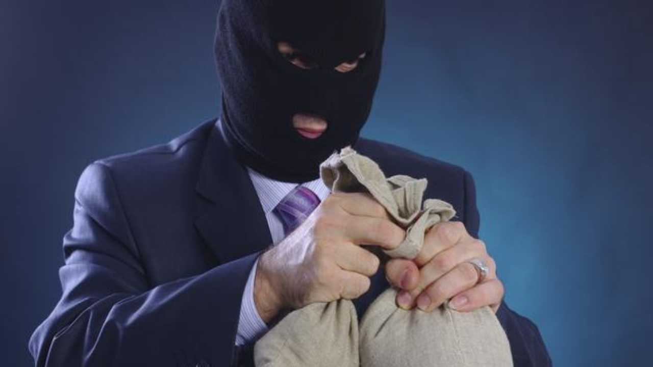 Bank Robbery : శ్రీకాళహస్తిలో ప్రైవేట్ బ్యాంకులో అర్ధరాత్రి భారీ దోపిడీ..! Bank Robbery : శ్రీకాళహస్తిలో ప్రైవేట్ బ్యాంకులో అర్ధరాత్రి భారీ దోపిడీ..!