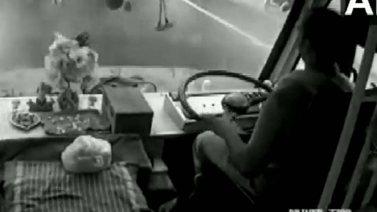Buses Collide: రెండు బస్సులు ఢీ.. సీసీ టీవీలో రికార్డైన ప్రమాద దృశ్యాలు Buses Collide: రెండు బస్సులు ఢీ.. సీసీ టీవీలో రికార్డైన ప్రమాద దృశ్యాలు