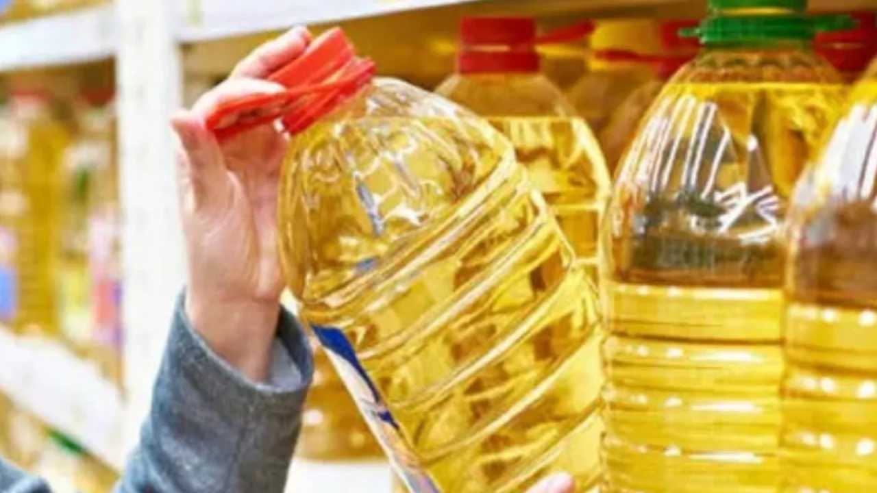 Cooking Oil Prices: వంట నూనెల ధరలు తగ్గనున్నాయా? కేంద్రం తీసుకుంటున్న చర్యలేంటి.. Cooking Oil Prices: వంట నూనెల ధరలు తగ్గనున్నాయా? కేంద్రం తీసుకుంటున్న చర్యలేంటి..