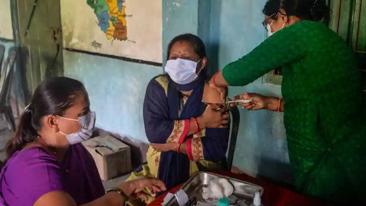 Covid cases in india: కరోనాతో చికిత్సపొందుతూ ఒకేరోజు 46 మంది మృతి.. Covid cases in india: కరోనాతో చికిత్సపొందుతూ ఒకేరోజు 46 మంది మృతి..