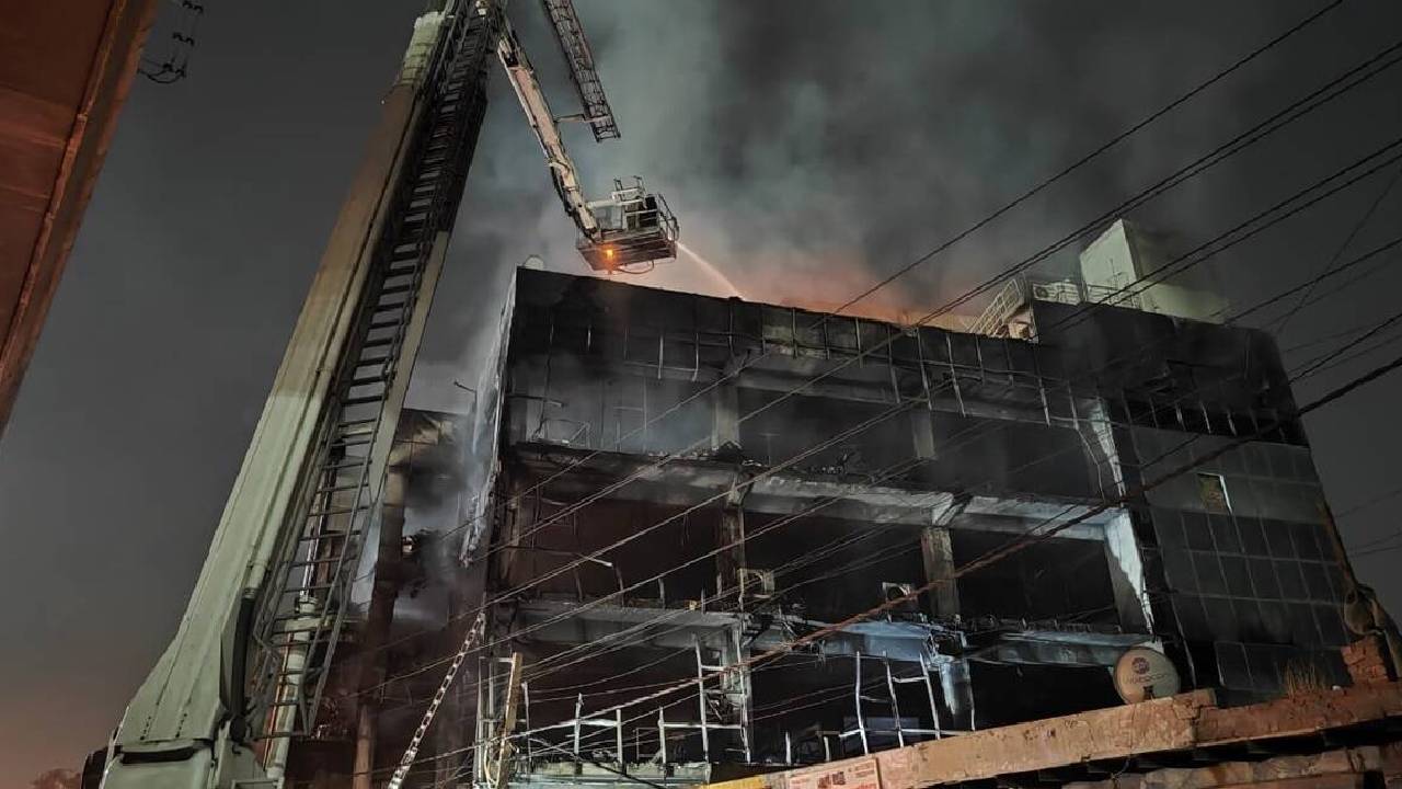 Delhi Mundka fire: ఢిల్లీ అగ్ని ప్రమాదం.. ఇద్దరిపై కేసు నమోదు Delhi Mundka fire: ఢిల్లీ అగ్ని ప్రమాదం.. ఇద్దరిపై కేసు నమోదు