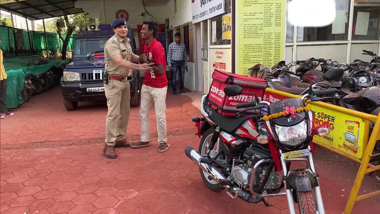 Police Humanity: అర్ధరాత్రి సైకిల్పై డెలివరీ బాయ్ని చూసి పోలీసులు ఏం చేశారో తెలుసా! Police Humanity: అర్ధరాత్రి సైకిల్పై డెలివరీ బాయ్ని చూసి పోలీసులు ఏం చేశారో తెలుసా!
