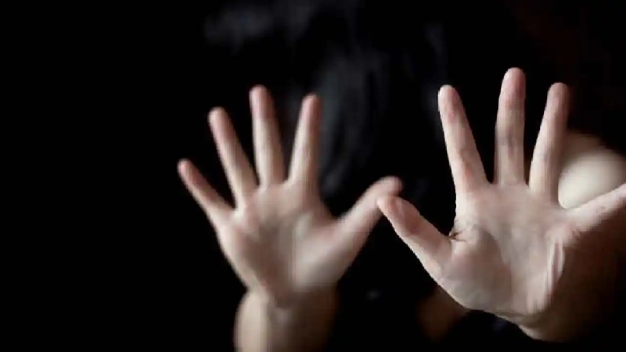 Digital Rape : 17 ఏళ్ల బాలికను డిజిటల్ రేప్ చేసిన 81 ఏళ్ల వృధ్దుడు అరెస్ట్ Digital Rape : 17 ఏళ్ల బాలికను డిజిటల్ రేప్ చేసిన 81 ఏళ్ల వృధ్దుడు అరెస్ట్