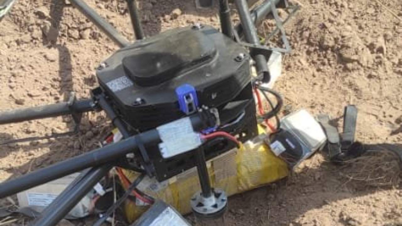Drone: భారత్-పాకిస్థాన్ సరిహద్దుల వద్ద డ్రోన్ కలకలం Drone: భారత్-పాకిస్థాన్ సరిహద్దుల వద్ద డ్రోన్ కలకలం