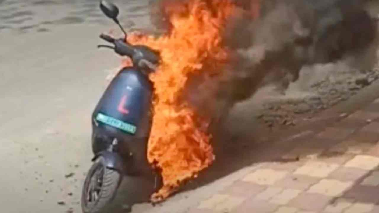 electric vehicles: బ్యాటరీ లోపాలతోనే ప్రమాదాలు: కేంద్ర కమిటీ electric vehicles: బ్యాటరీ లోపాలతోనే ప్రమాదాలు: కేంద్ర కమిటీ