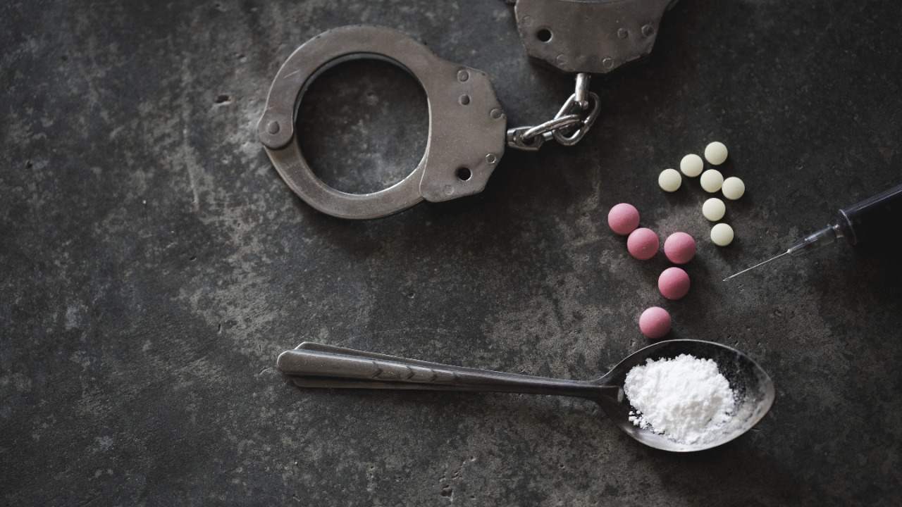 heroin drug: కడుపులో రూ.11 కోట్ల విలువైన డ్రగ్స్.. ఎయిర్పోర్టులో పట్టివేత heroin drug: కడుపులో రూ.11 కోట్ల విలువైన డ్రగ్స్.. ఎయిర్పోర్టులో పట్టివేత