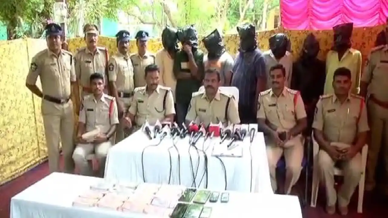 Fake Currency : కడపలో నకిలీ కరెన్సీ ముఠా అరెస్ట్ Fake Currency : కడపలో నకిలీ కరెన్సీ ముఠా అరెస్ట్
