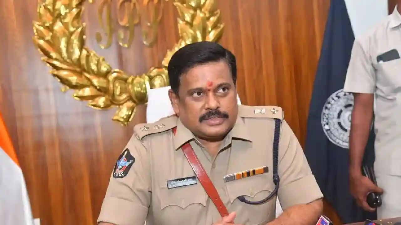 MLC Ananthababu : వైసీపీ ఎమ్మెల్సీ అనంతబాబుపై హత్య కేసు నమోదు MLC Ananthababu : వైసీపీ ఎమ్మెల్సీ అనంతబాబుపై హత్య కేసు నమోదు