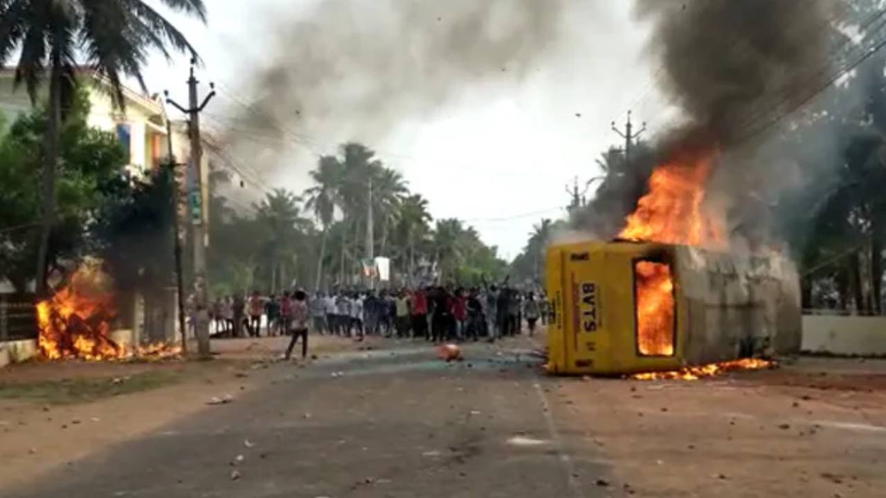 Konaseema Tension: పోలీసుల వలయంలో అమలాపురం.. అదుపులోకి వచ్చిన పరిస్థితులు.. Konaseema Tension: పోలీసుల వలయంలో అమలాపురం.. అదుపులోకి వచ్చిన పరిస్థితులు..