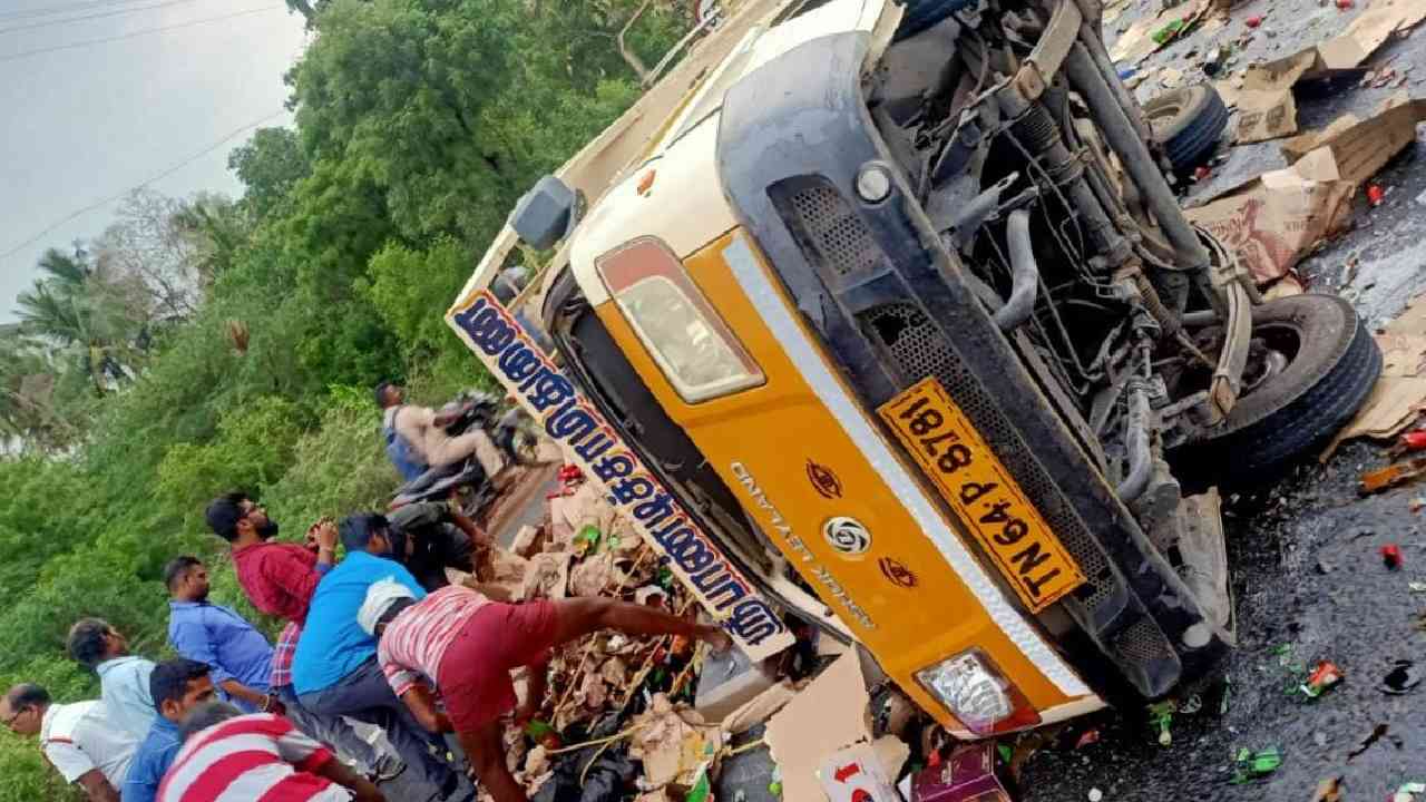 liquor loot: మద్యం వాహనం బోల్తా.. బాటిళ్లు ఎత్తుకెళ్లిన స్థానికులు liquor loot: మద్యం వాహనం బోల్తా.. బాటిళ్లు ఎత్తుకెళ్లిన స్థానికులు