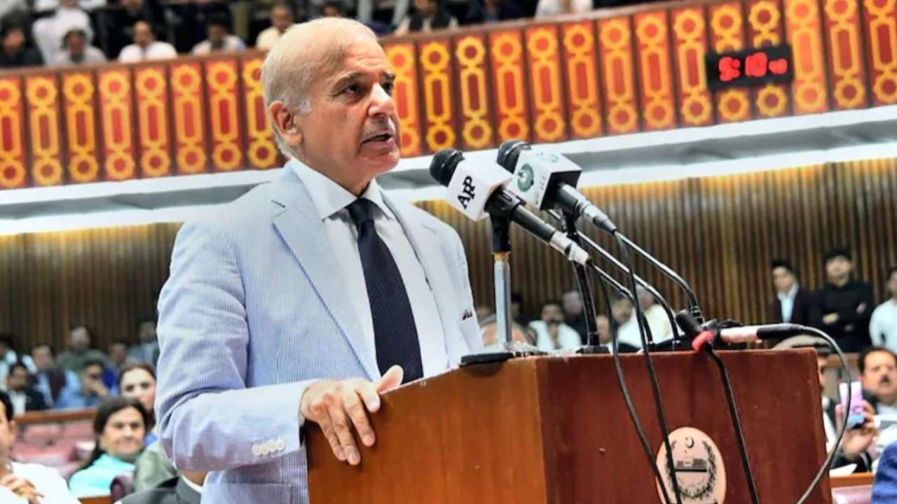 Pakistan Prime Minister: అవసరమైతే నా బట్టలు అమ్మేస్తా.. పాక్ ప్రధాని సంచలన వ్యాఖ్యలు.. Pakistan Prime Minister: అవసరమైతే నా బట్టలు అమ్మేస్తా.. పాక్ ప్రధాని సంచలన వ్యాఖ్యలు..