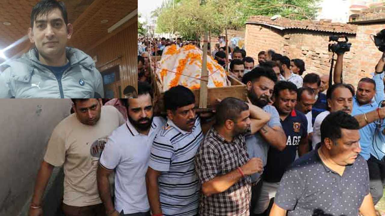 Kashmir Pandit Killing: కశ్మీర్లో పండిట్ హత్యకు వ్యతిరేకంగా భారీ నిరసనలు: కేంద్రం భద్రత కల్పించాలని విజ్ఞప్తి Kashmir Pandit Killing: కశ్మీర్లో పండిట్ హత్యకు వ్యతిరేకంగా భారీ నిరసనలు: కేంద్రం భద్రత కల్పించాలని విజ్ఞప్తి