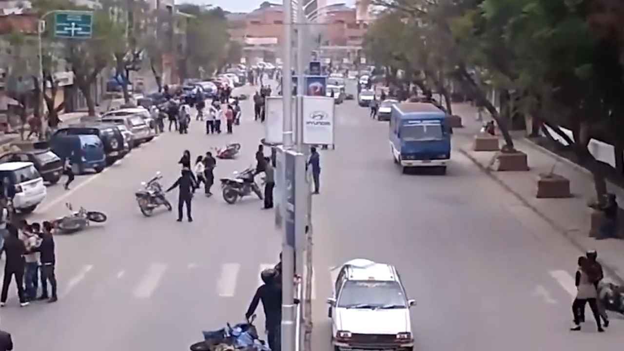 Viral video: భారీ భూకంపం సంభవిస్తే రోడ్లు ఎలా కదులుతాయో తెలుసా..? ఈ వీడియో చూస్తే వణుకు పుట్టాల్సిందే.. Viral video: భారీ భూకంపం సంభవిస్తే రోడ్లు ఎలా కదులుతాయో తెలుసా..? ఈ వీడియో చూస్తే వణుకు పుట్టాల్సిందే..