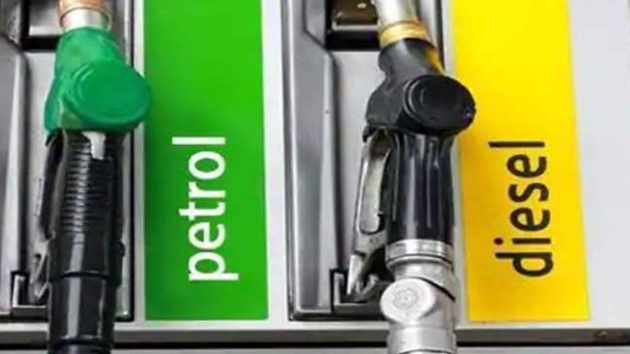 Petrol price in hyderabad: వాహనదారులకు షాక్.. మళ్లీ పెరిగిన పెట్రోల్ ధర.. ఒక్క హైదరాబాద్లోనే.. Petrol price in hyderabad: వాహనదారులకు షాక్.. మళ్లీ పెరిగిన పెట్రోల్ ధర.. ఒక్క హైదరాబాద్లోనే..