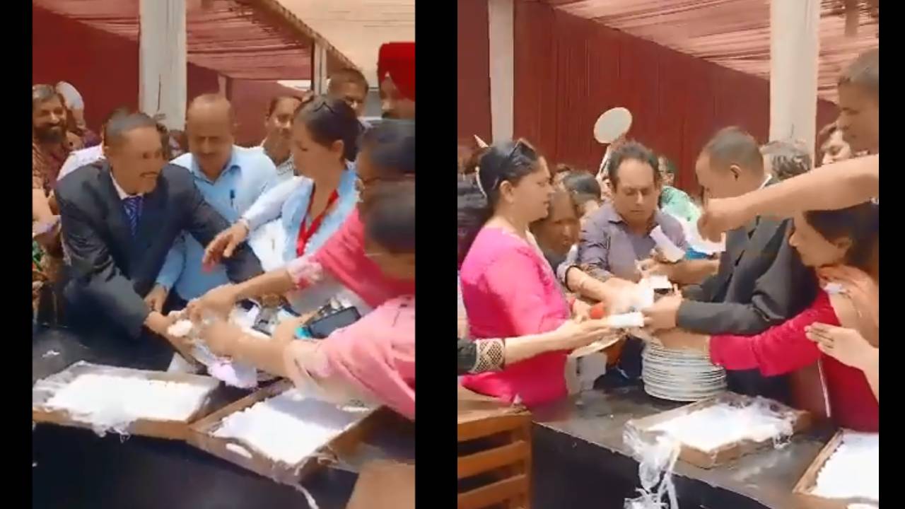 Rajasthan Teachers: భోజన ప్లేట్ల కోసం ఎగబడ్డ ఉపాధ్యాయులు: ‘బుద్ధి ఉందా’ అంటూ నెటిజన్లు చురకలు Rajasthan Teachers: భోజన ప్లేట్ల కోసం ఎగబడ్డ ఉపాధ్యాయులు: ‘బుద్ధి ఉందా’ అంటూ నెటిజన్లు చురకలు