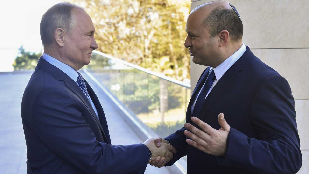Russia president putin: ఇజ్రాయెల్ ప్రధానికి పుతిన్ ఎందుకు క్షమాపణలు చెప్పారు? అసలేం జరిగింది? Russia president putin: ఇజ్రాయెల్ ప్రధానికి పుతిన్ ఎందుకు క్షమాపణలు చెప్పారు? అసలేం జరిగింది?